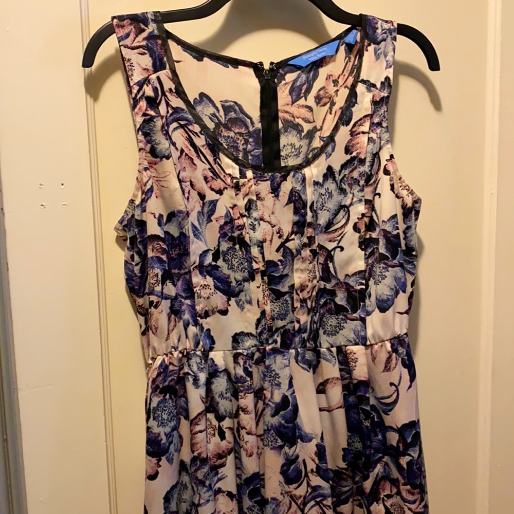 Simply Vera gorgeous floral dress. Very flowy.